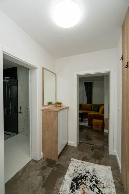 Hodnik apartmana s pogledom na dnevni boravak i kupatilo