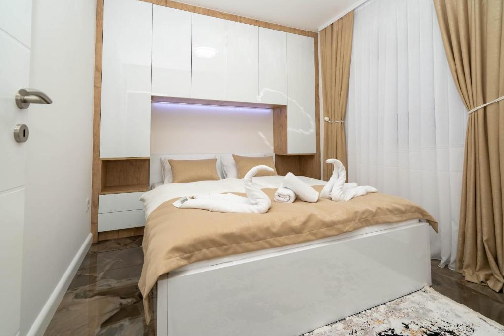 Spavaća soba apartmana s velikim bračnim krevetom i ugradbenim ormarom